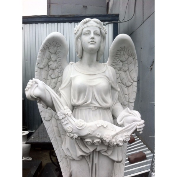 Скульптура ангела из мрамора с цветами
