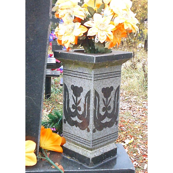 Гранитная ваза на могилу с узорами