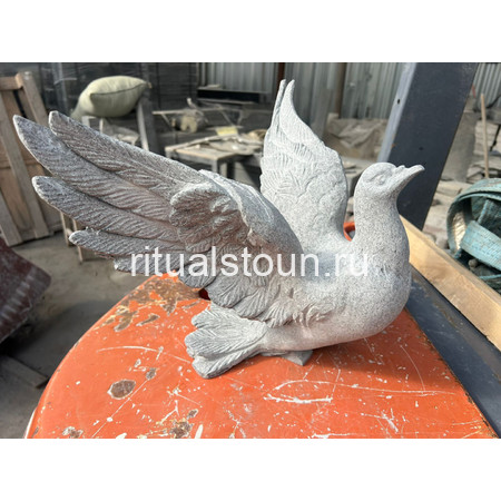 Уникальный голубь из гранита: красивый символ мира на могилу
